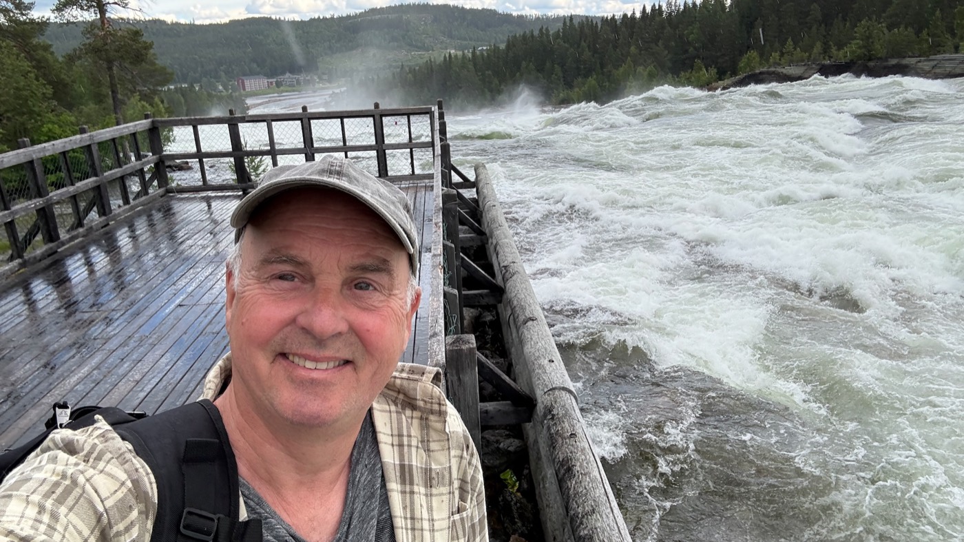 Holger på en træplatform ved Storfossen i Sverige, med det brusende vand lige ved siden af